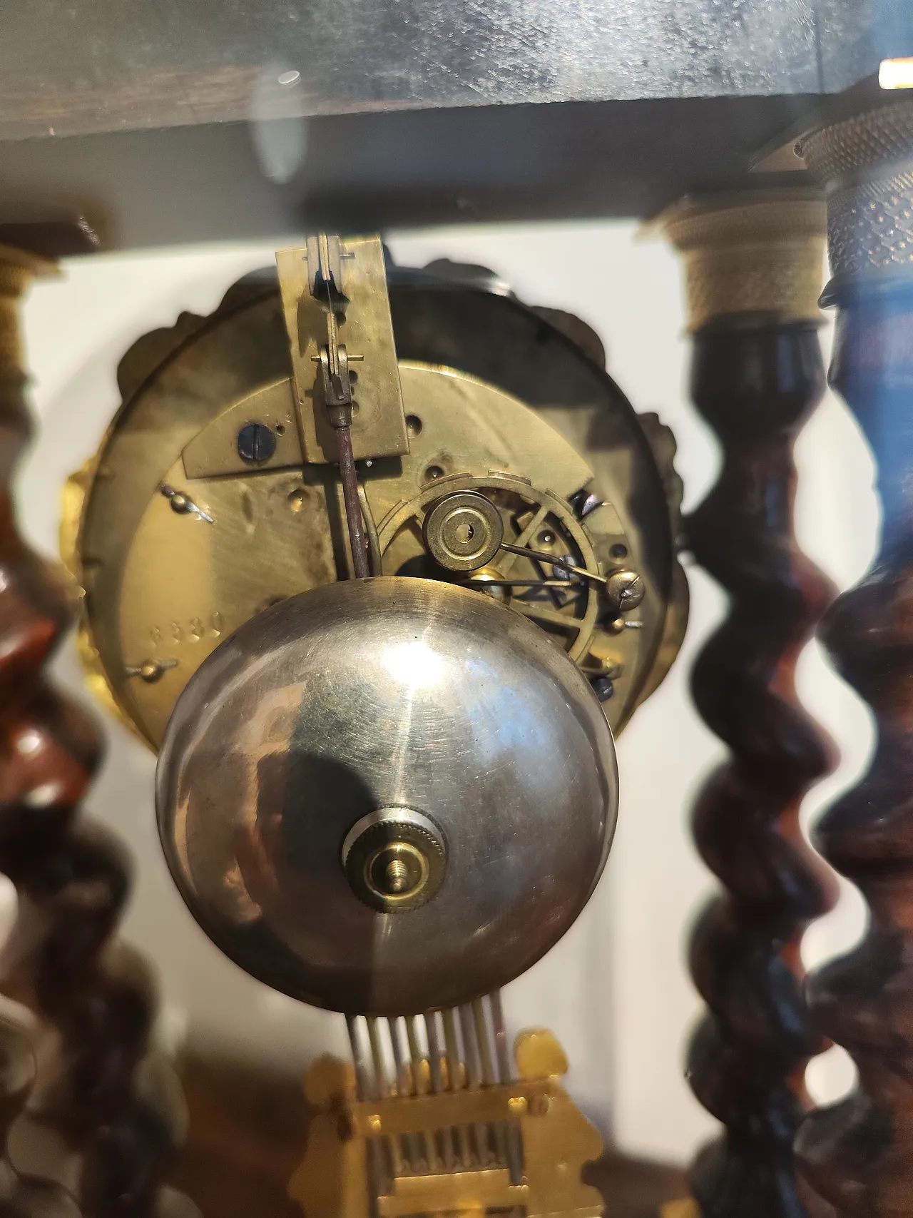 Mantel clock under glass dome, 19th century 3