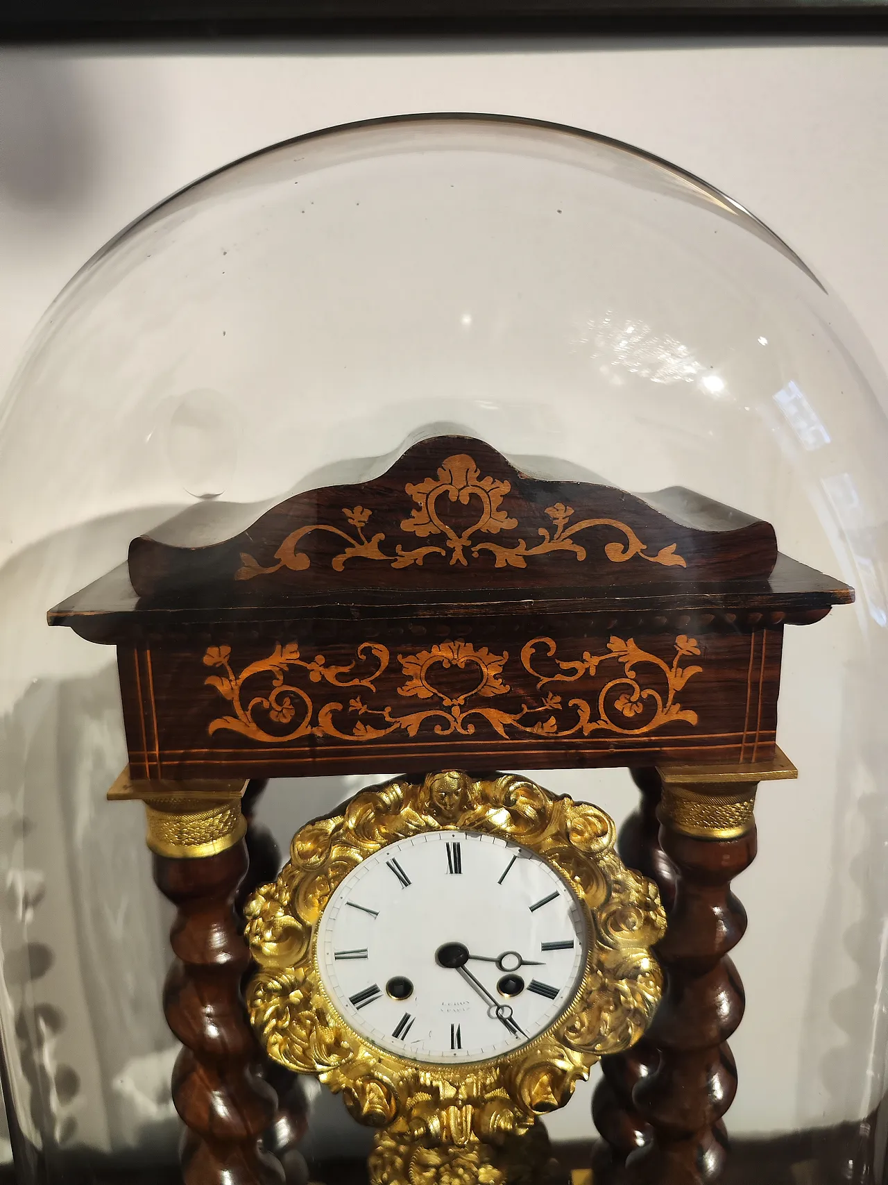 Mantel clock under glass dome, 19th century 5