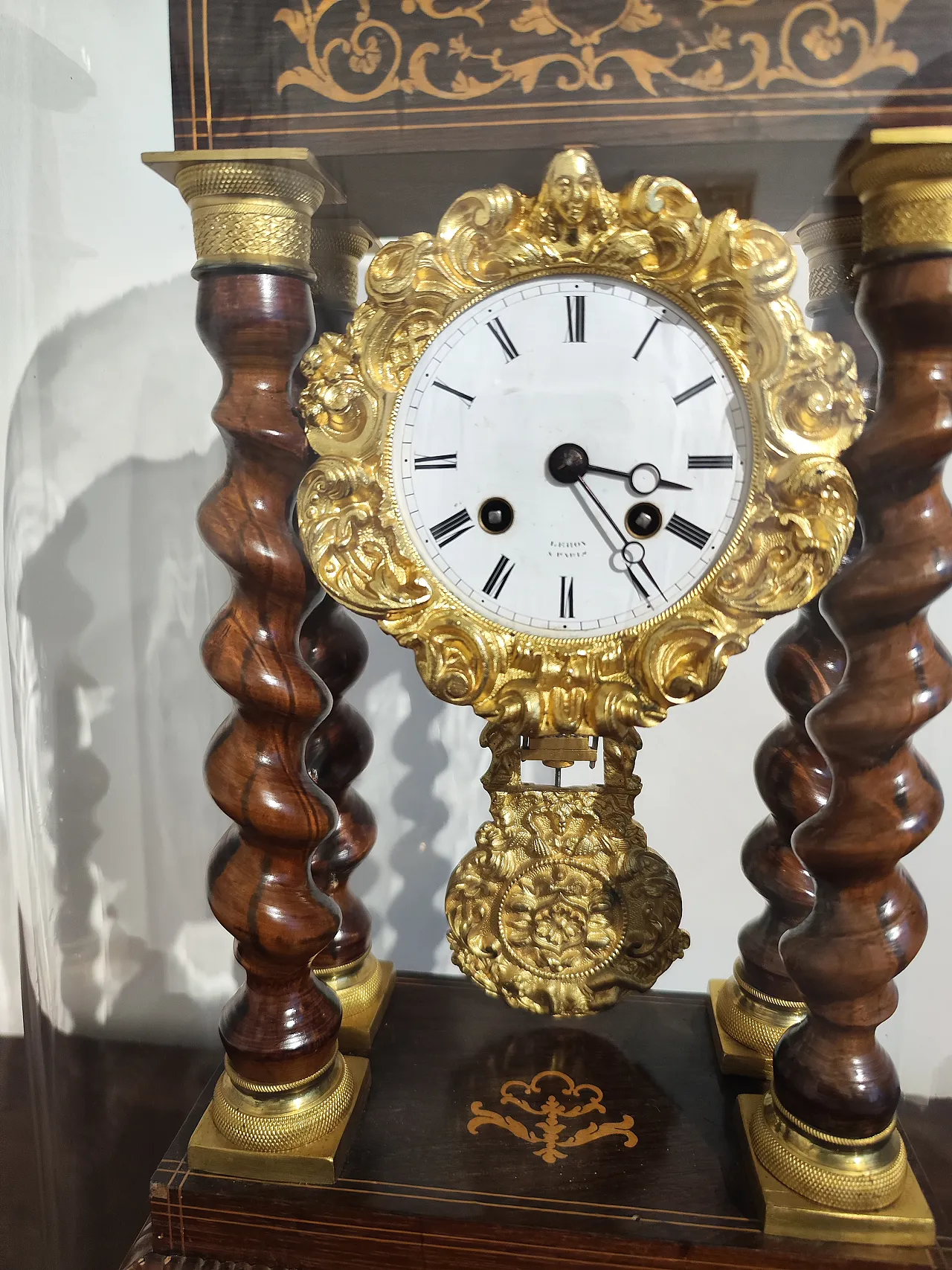 Mantel clock under glass dome, 19th century 6