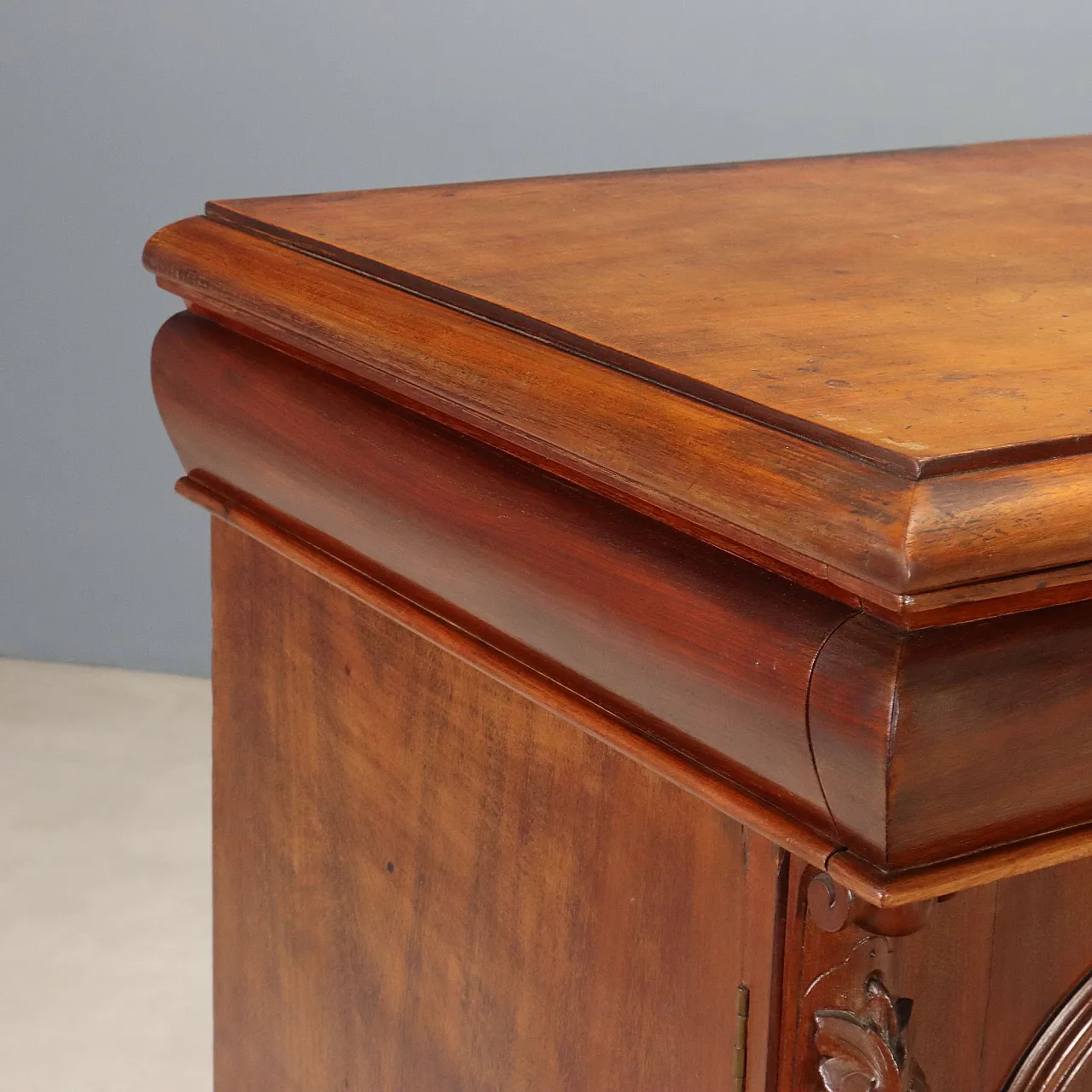 Victorian carved mahogany sideboard, 19th century 7