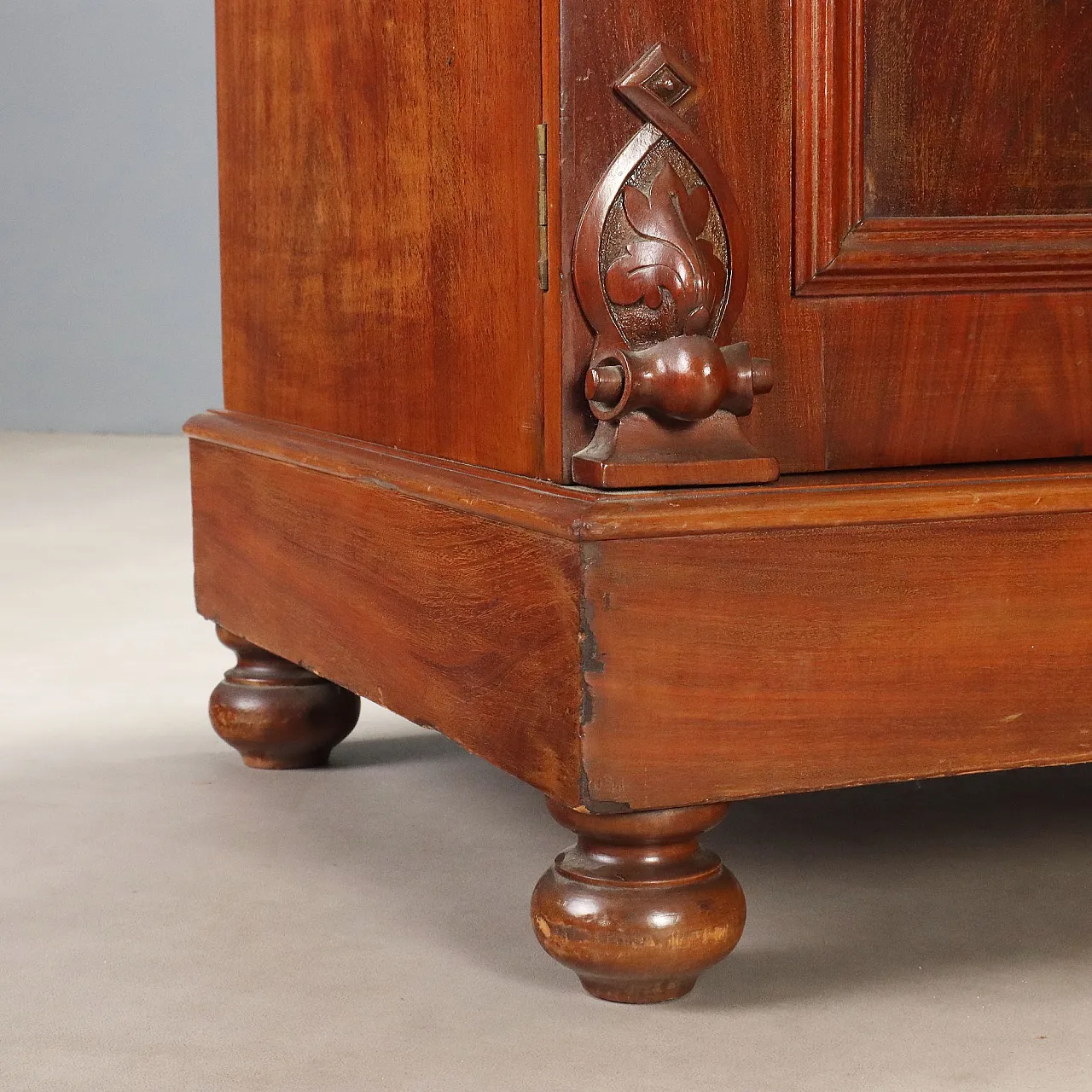 Victorian carved mahogany sideboard, 19th century 9