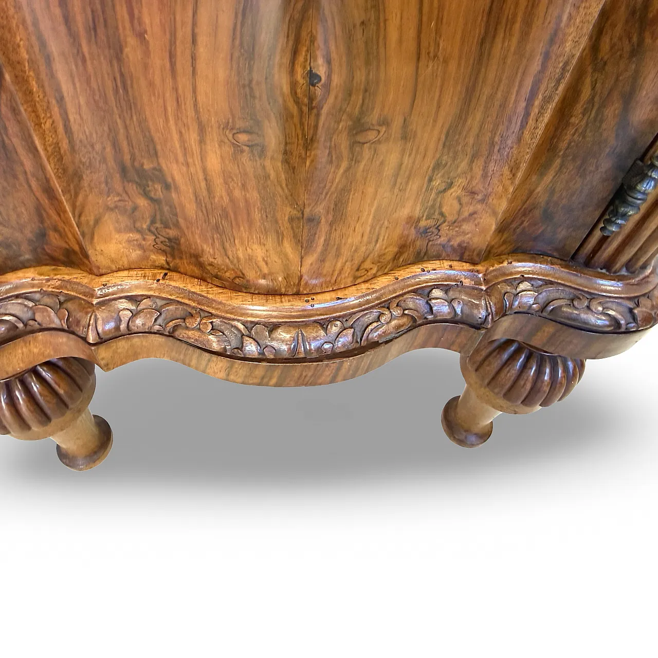 Comodini serpentini in noce stile art déco, anni '30 52