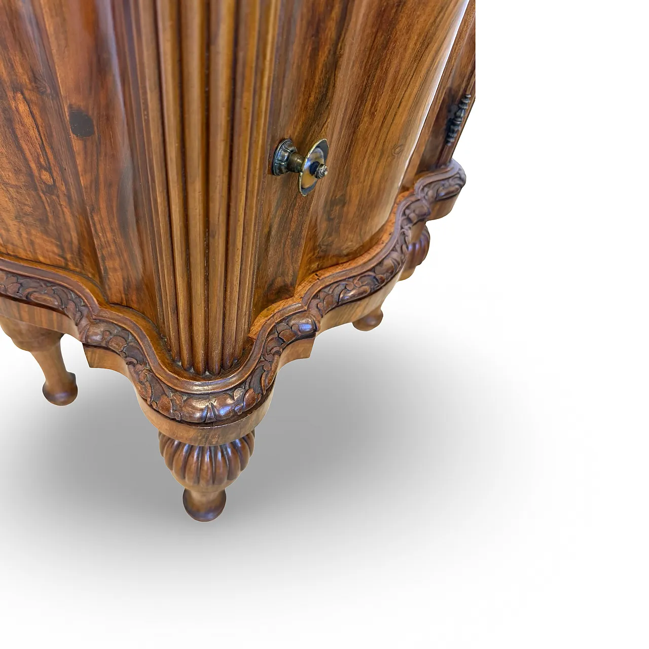 Comodini serpentini in noce stile art déco, anni '30 67