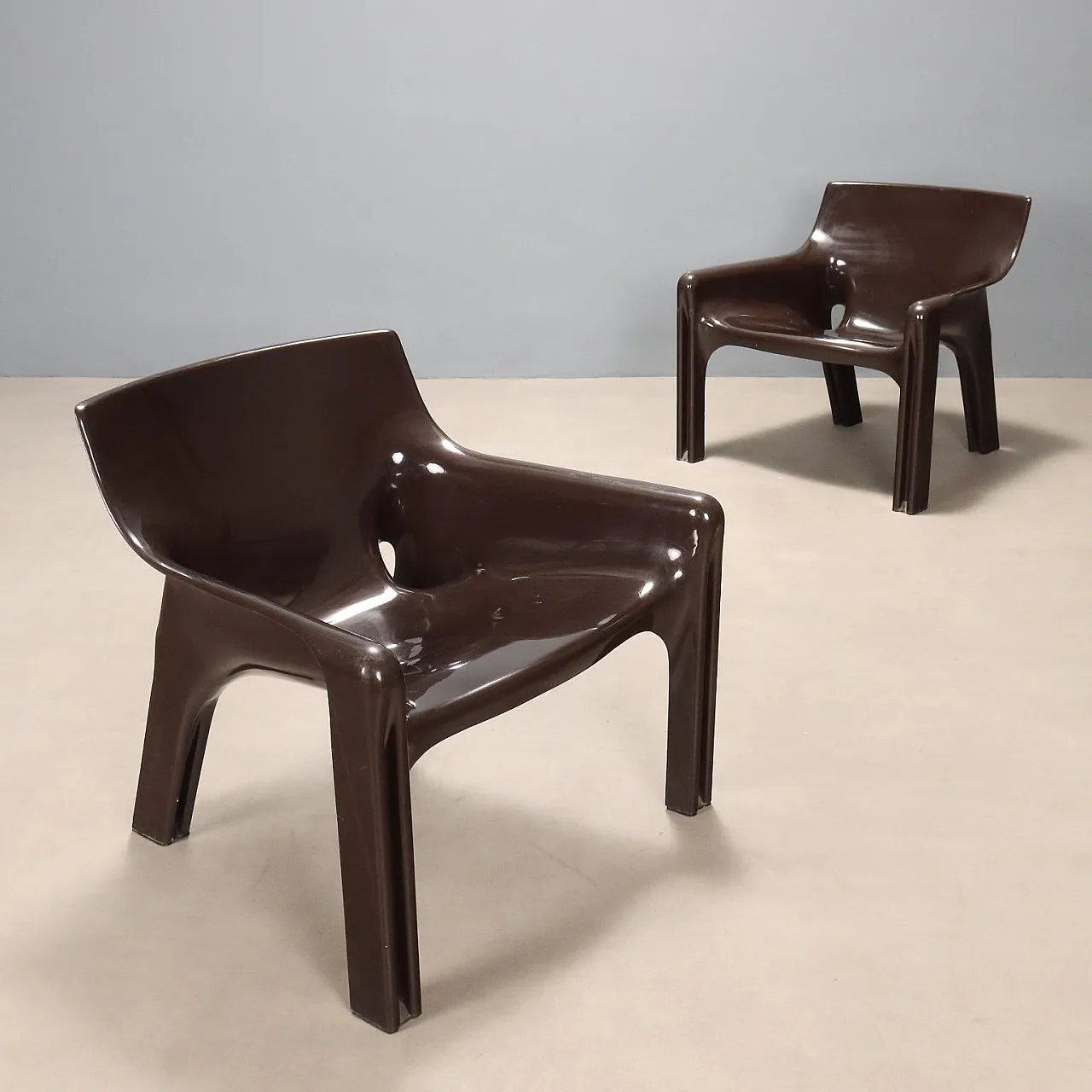 Pair of Vicario armchairs by V.Magistretti for Artemide, 20th century 1