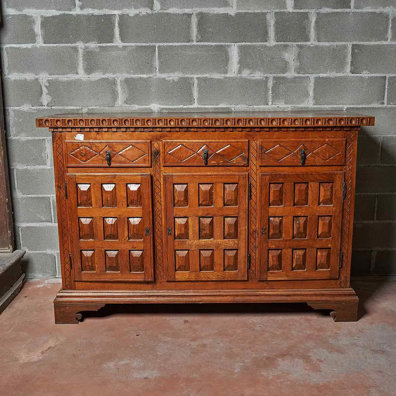 Sculptured brown Oak sideboard, early 20th century 1