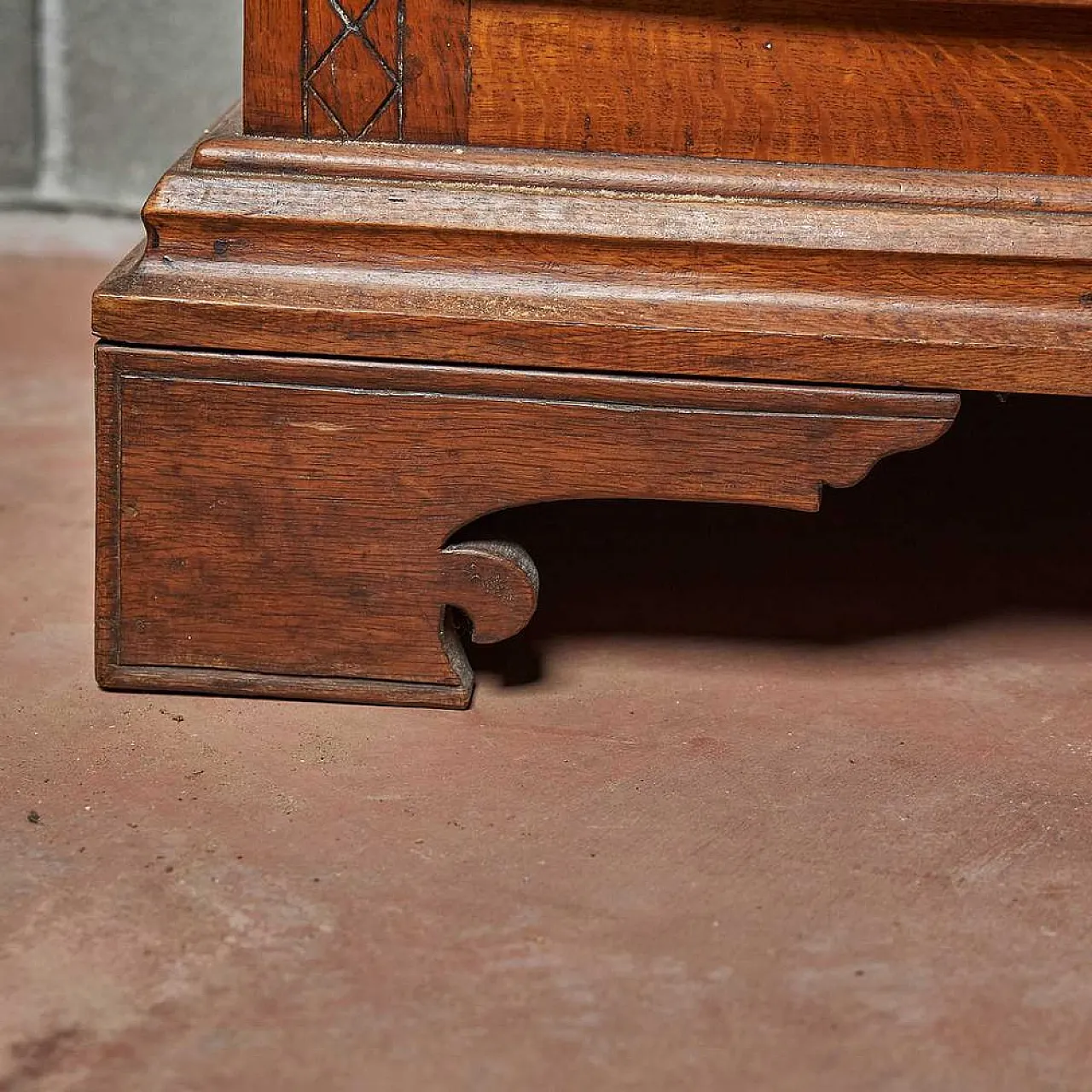 Sculptured brown Oak sideboard, early 20th century 2