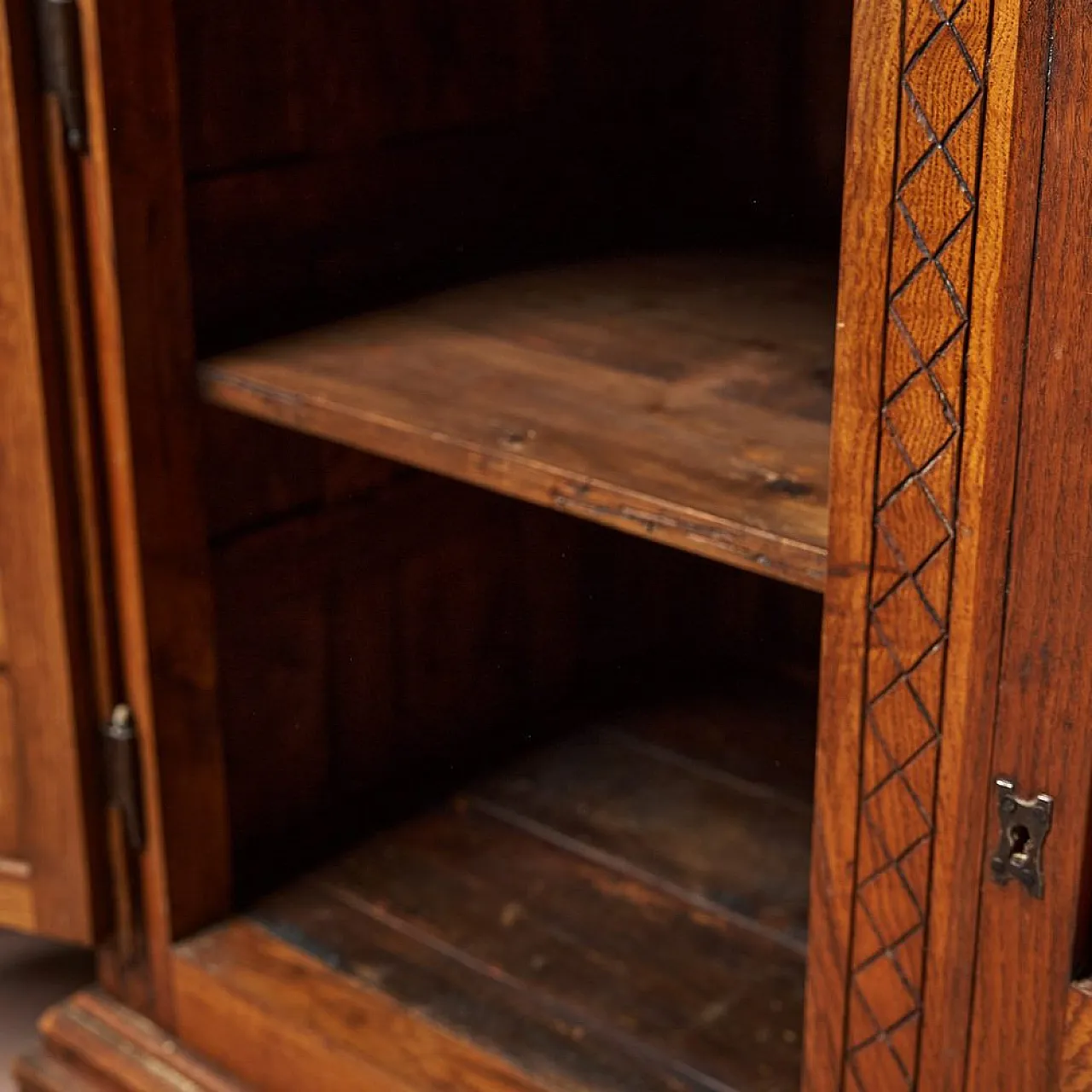 Sculptured brown Oak sideboard, early 20th century 5