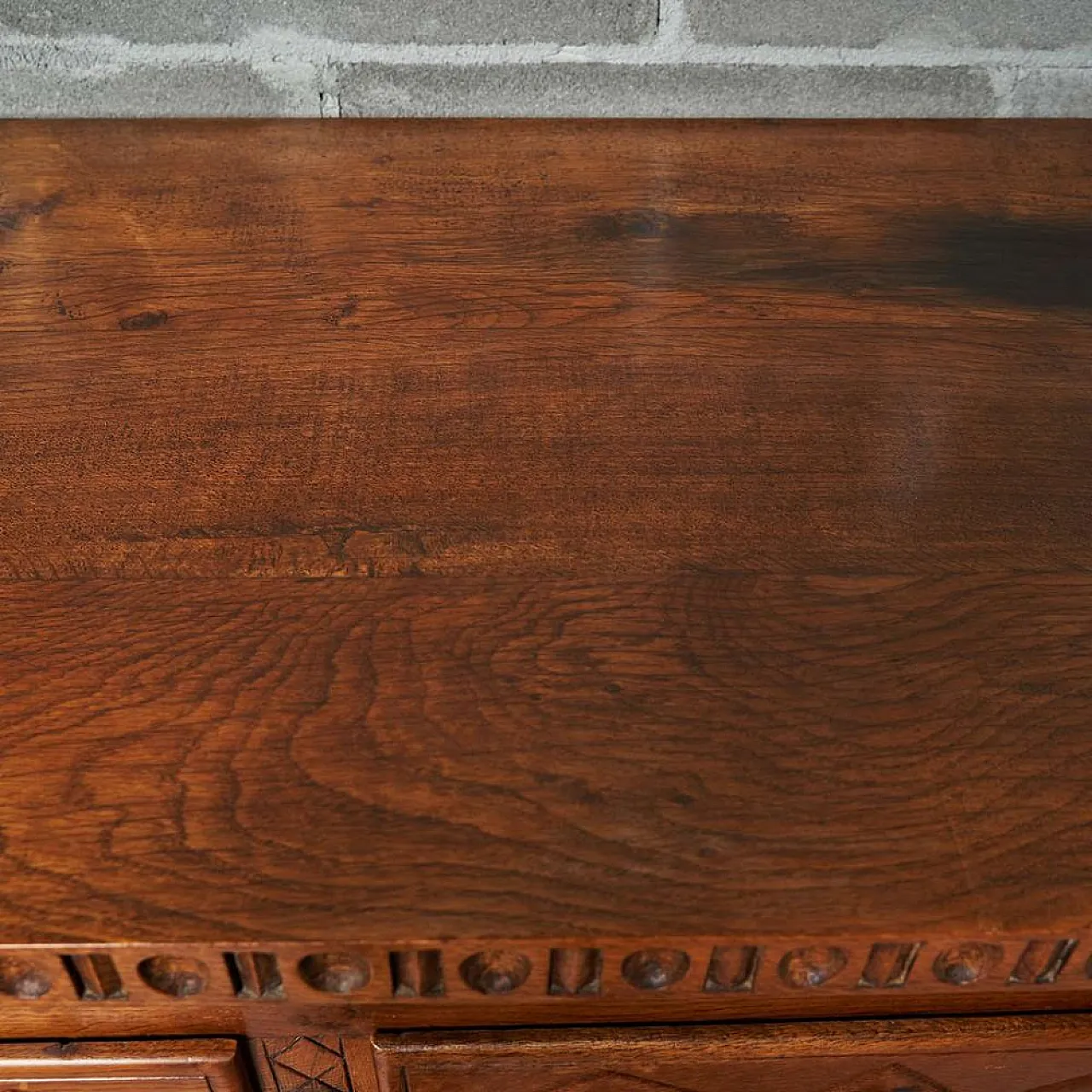 Sculptured brown Oak sideboard, early 20th century 7