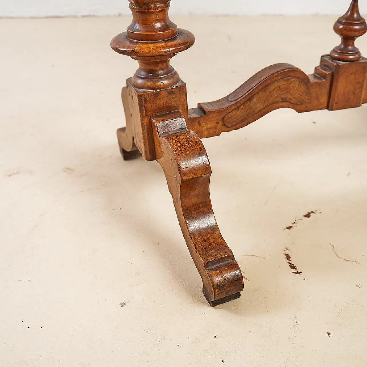 Oval Venetian Walnut Table, 20TH CENTURY 3