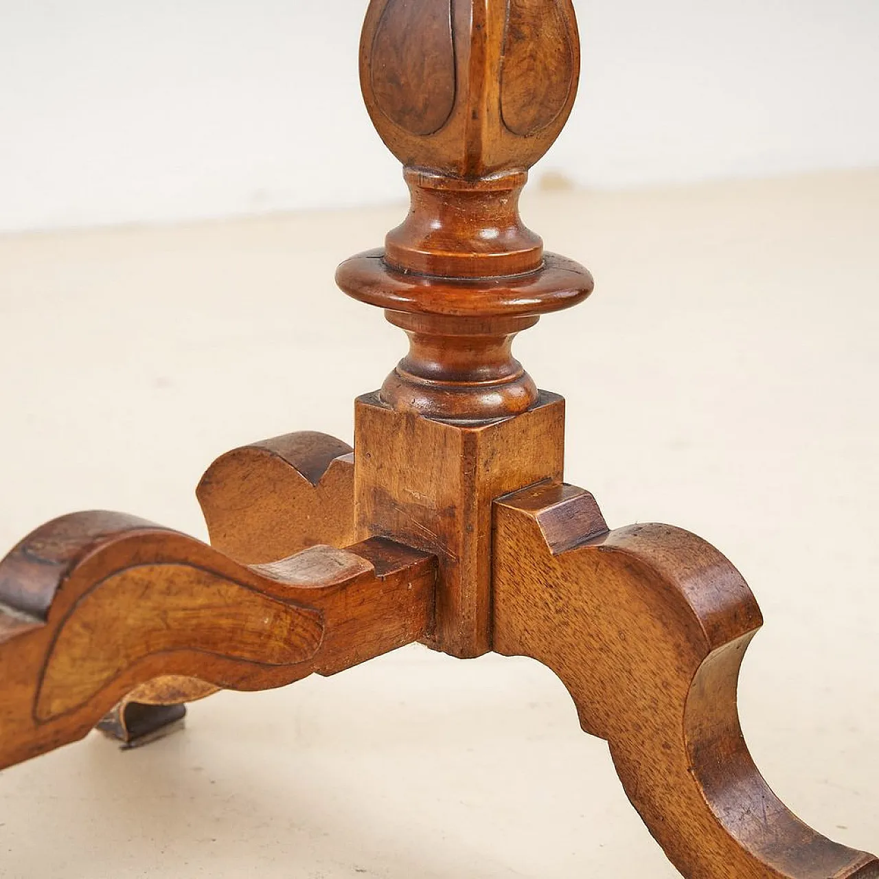 Oval Venetian Walnut Table, 20TH CENTURY 4