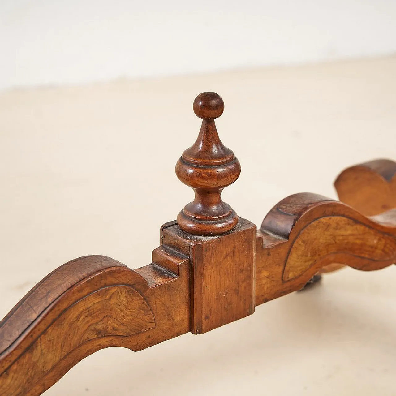 Oval Venetian Walnut Table, 20TH CENTURY 5