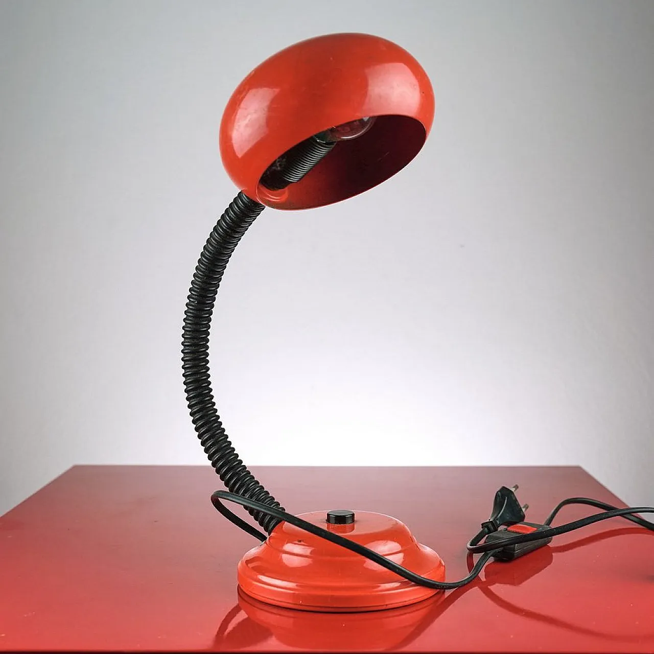 Lampada da scrivania tavolo rossa, anni '70 1