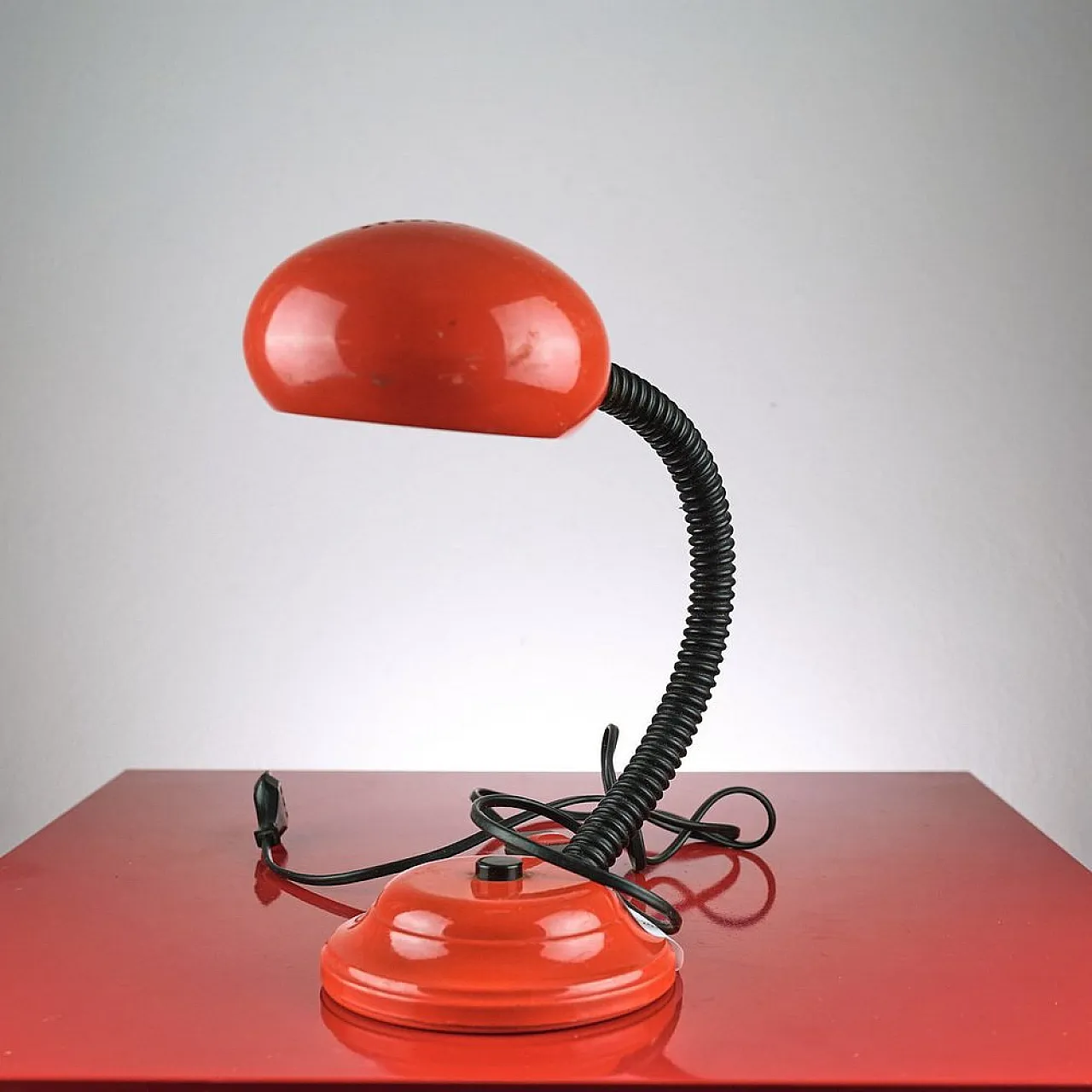 Lampada da scrivania tavolo rossa, anni '70 2