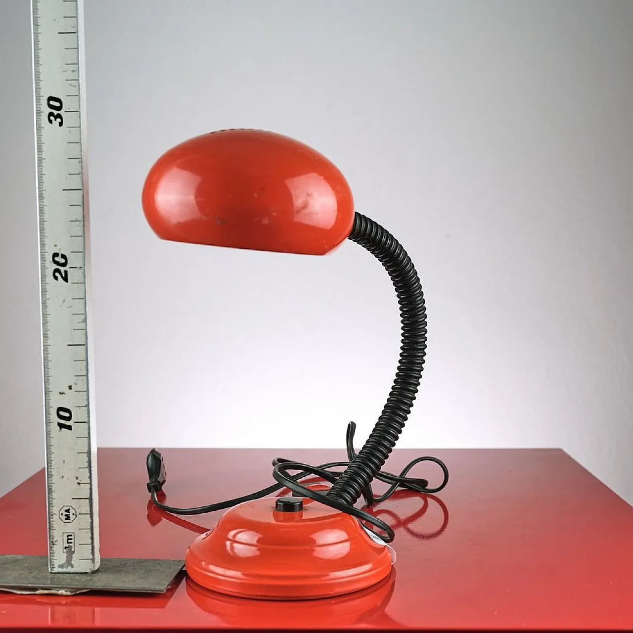 Lampada da scrivania tavolo rossa, anni '70 4
