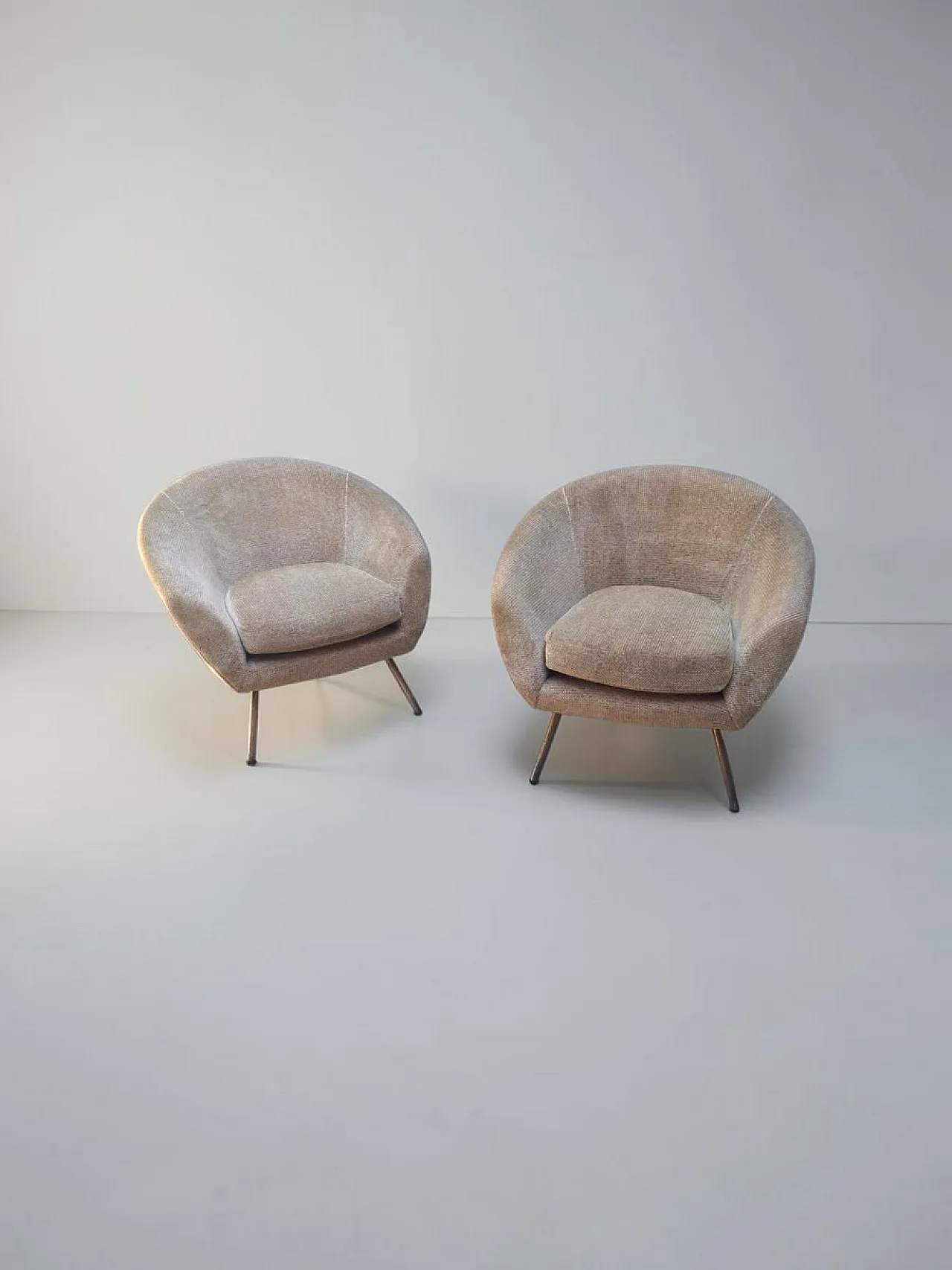 Pair of lounge chairs in bouclé fabric with brass feet, 1950s 1