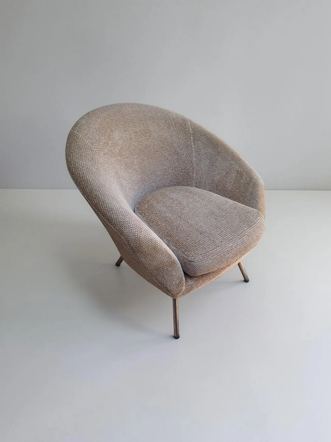 Pair of lounge chairs in bouclé fabric with brass feet, 1950s 2
