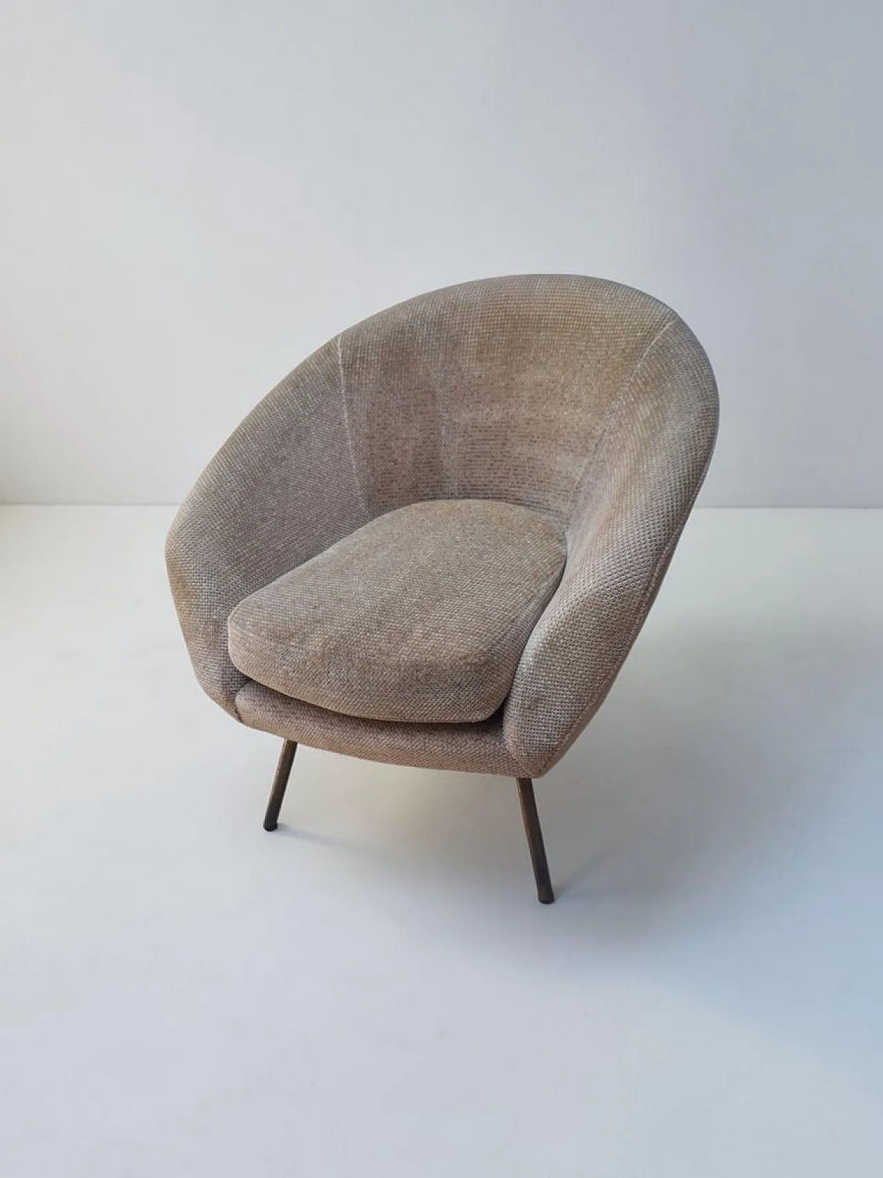 Pair of lounge chairs in bouclé fabric with brass feet, 1950s 3