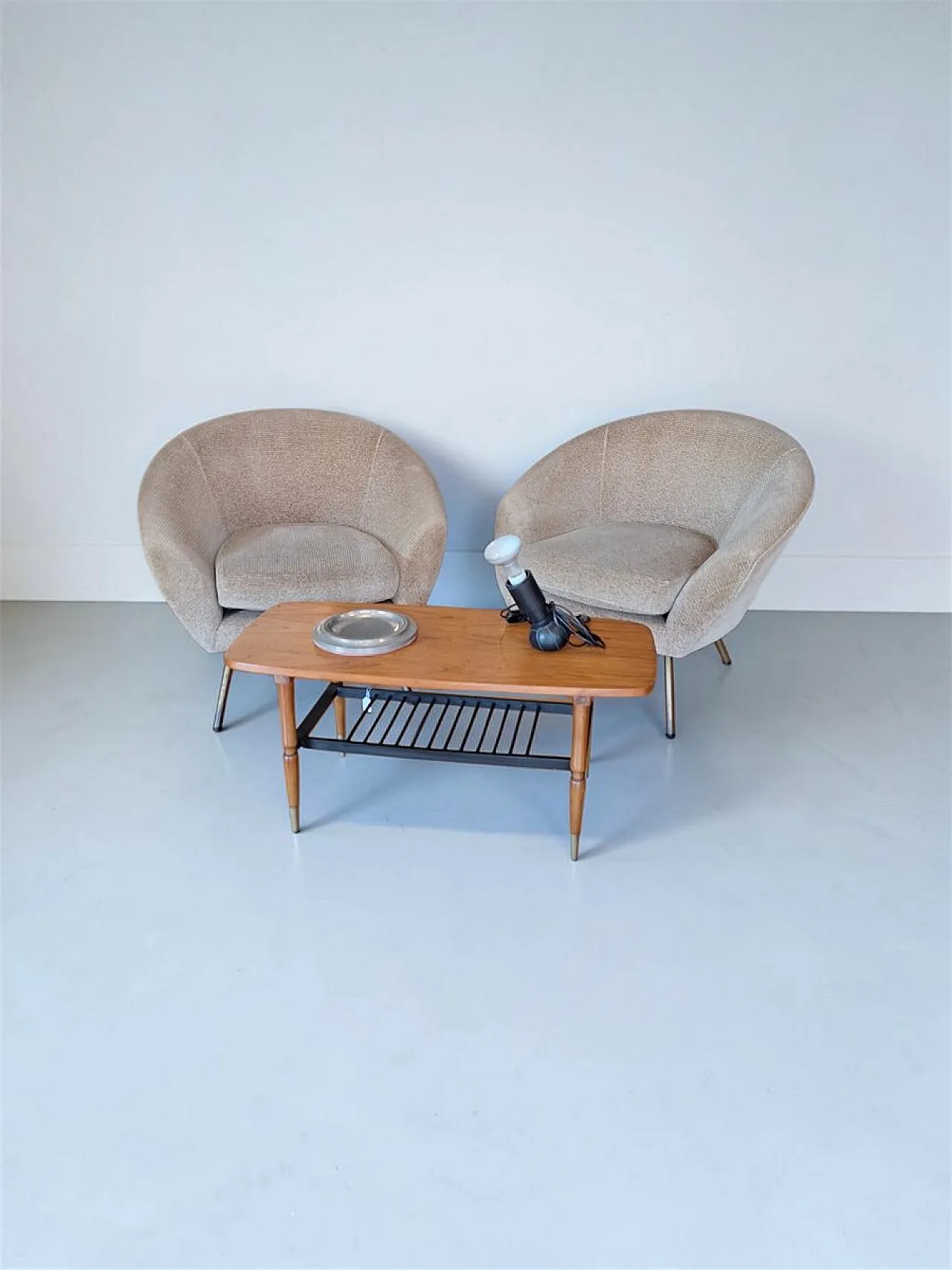 Pair of lounge chairs in bouclé fabric with brass feet, 1950s 4