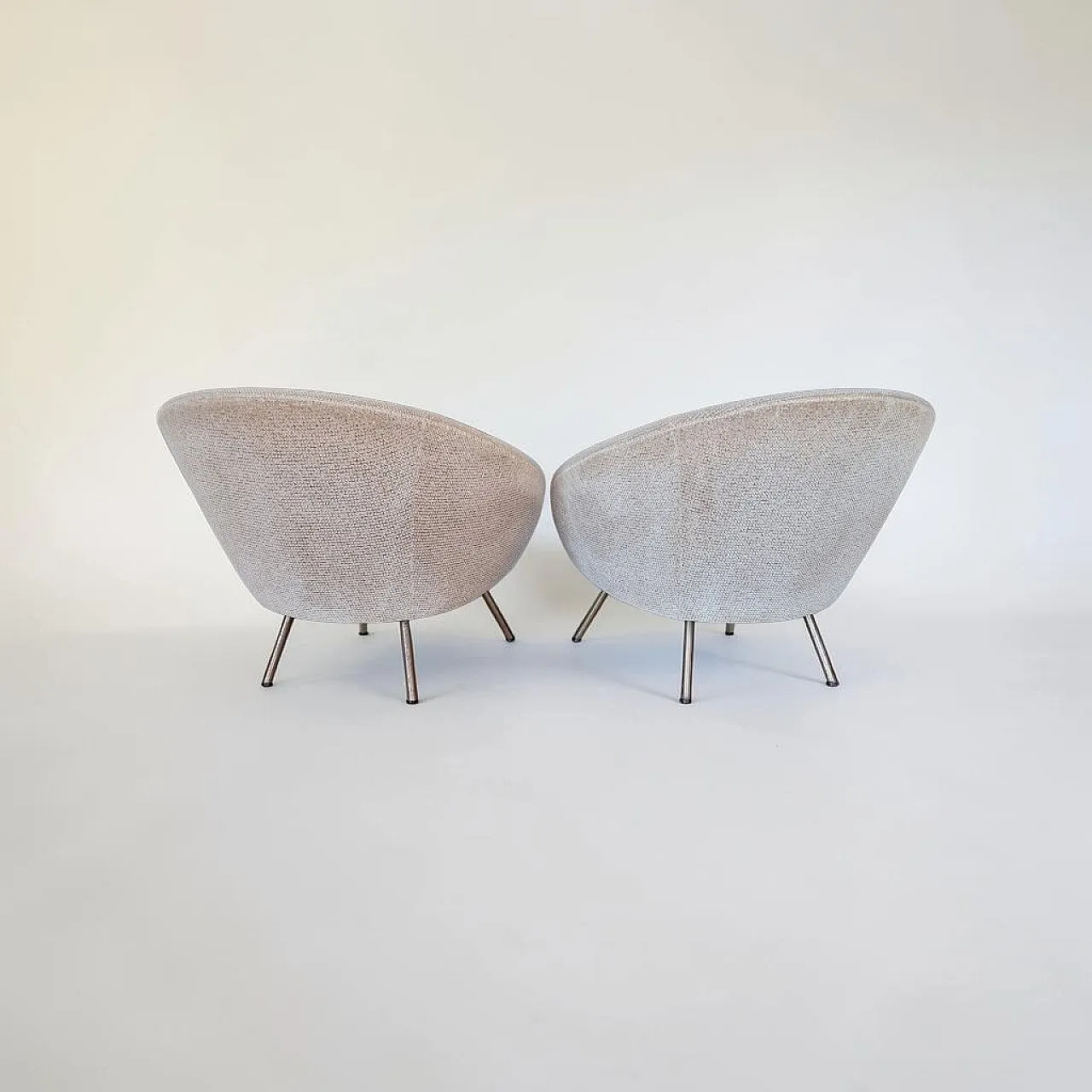 Pair of lounge chairs in bouclé fabric with brass feet, 1950s 6
