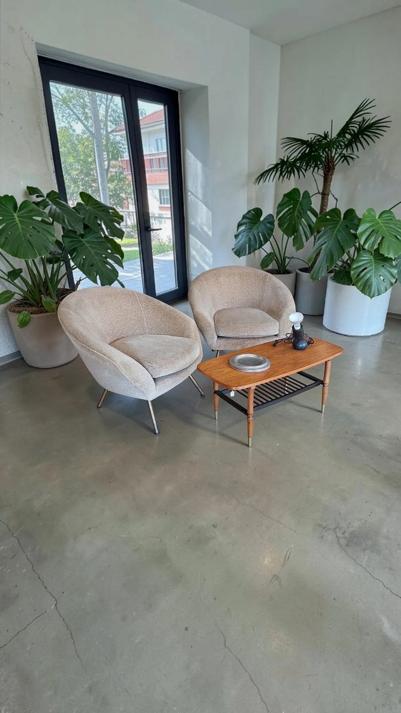 Pair of lounge chairs in bouclé fabric with brass feet, 1950s 7