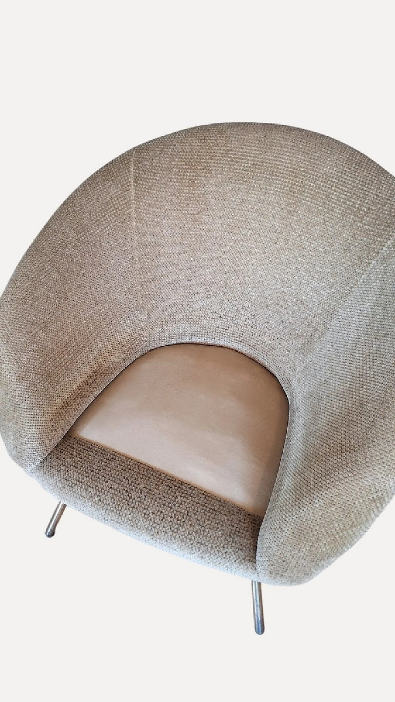 Pair of lounge chairs in bouclé fabric with brass feet, 1950s 8