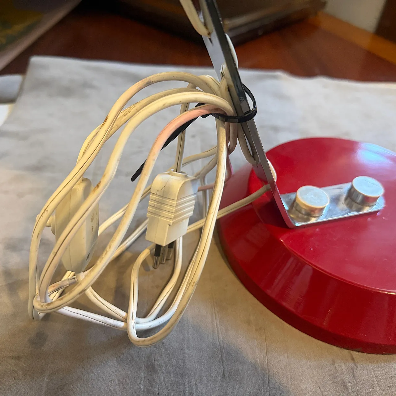 Lampada da scrivania in metallo e acciaio rosso, anni '60 6