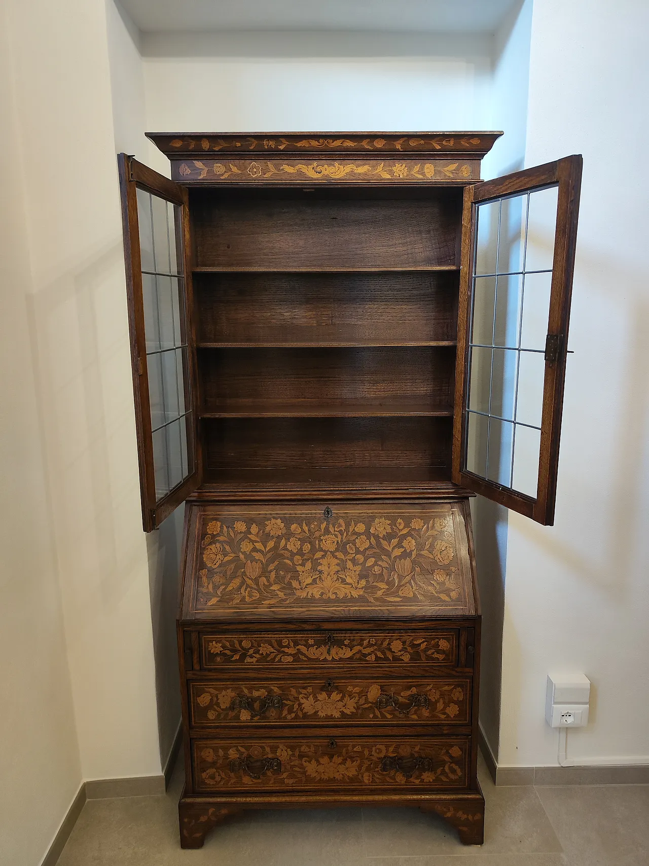 Antique desk/bookcase with inlays 3