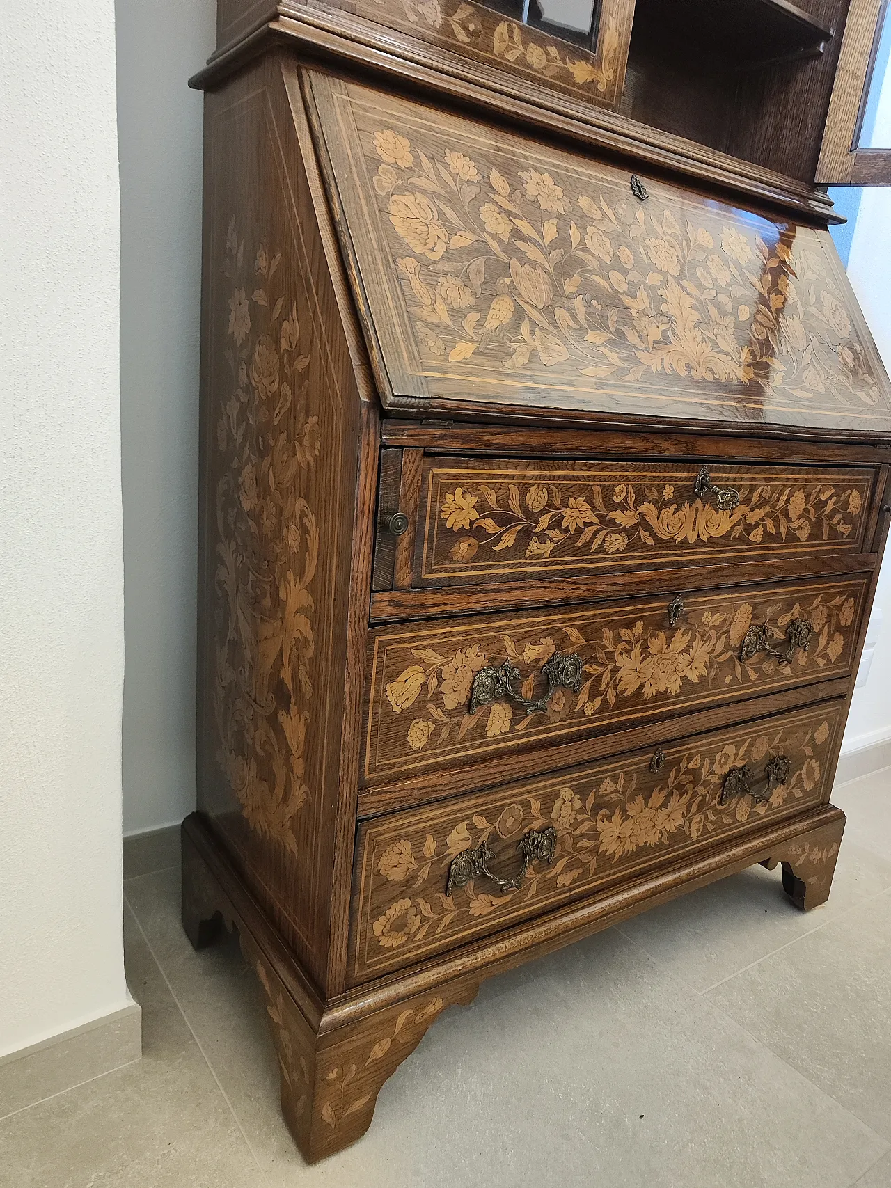 Antique desk/bookcase with inlays 4