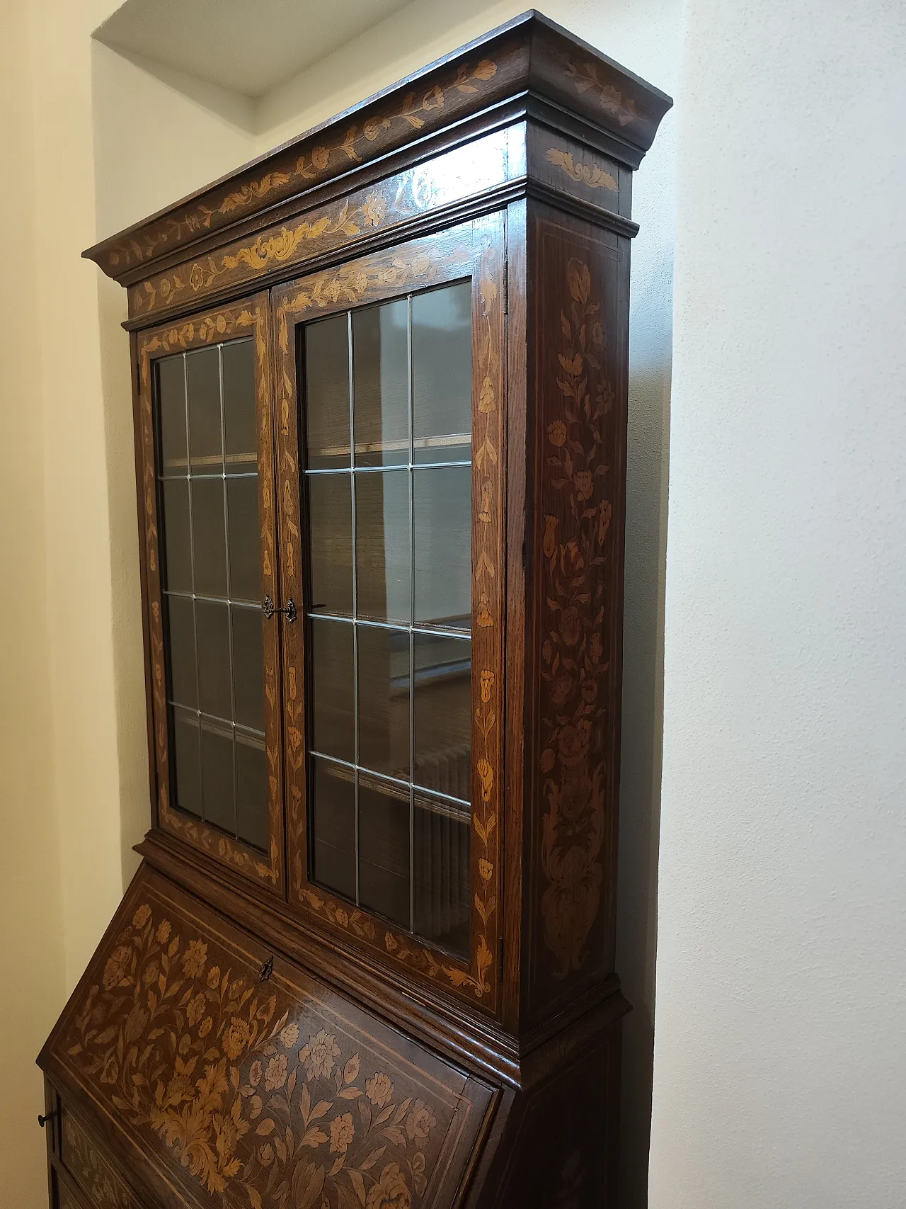 Antique desk/bookcase with inlays 7