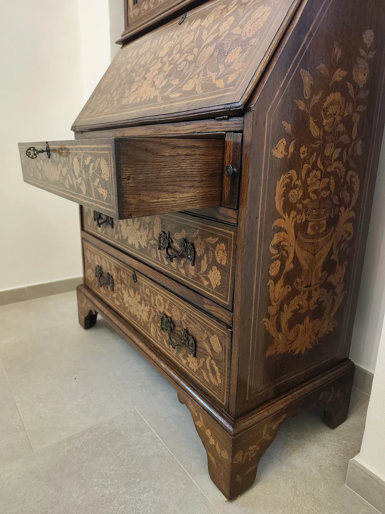 Antique desk/bookcase with inlays 8