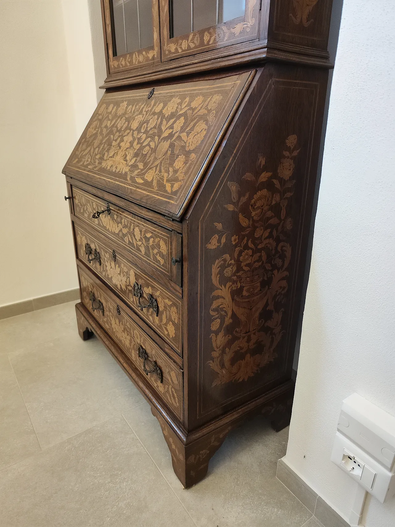 Antique desk/bookcase with inlays 9