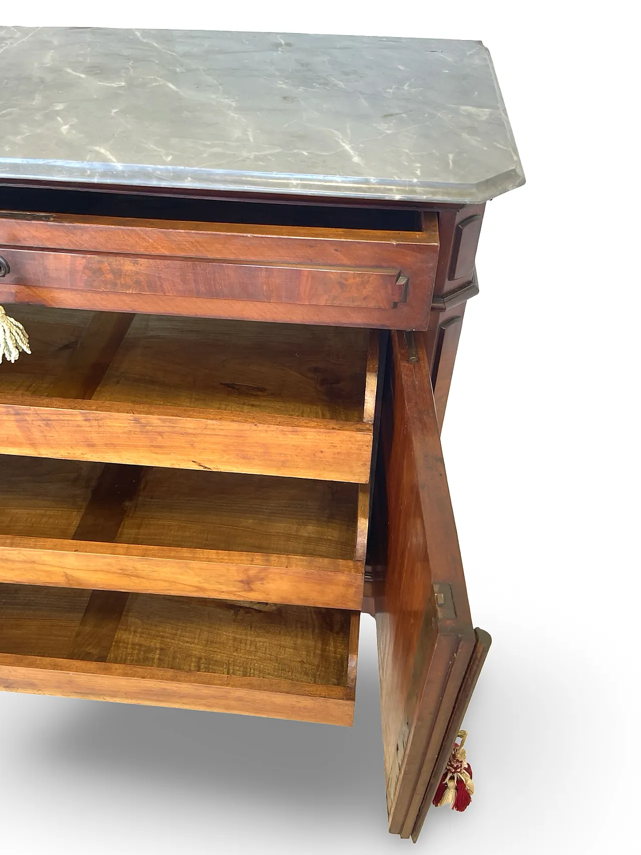 Umbertino chest of drawers in mahogany and walnut, 19th century. 19
