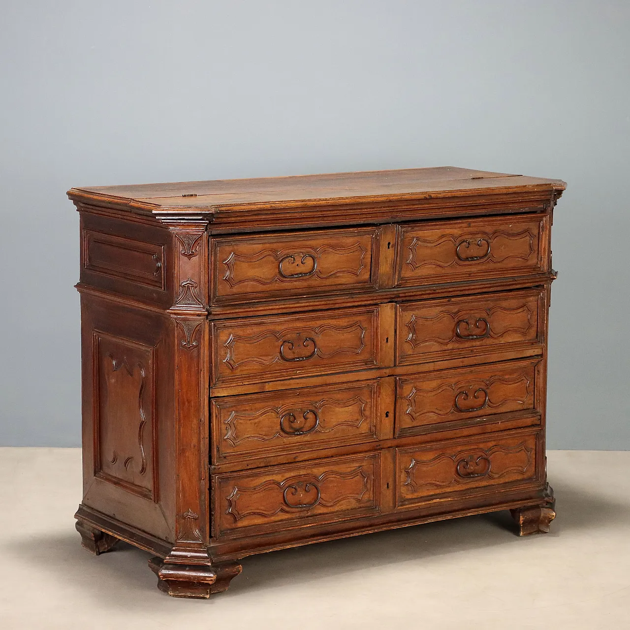 Baroque walnut chest of drawers, early 18th century 1