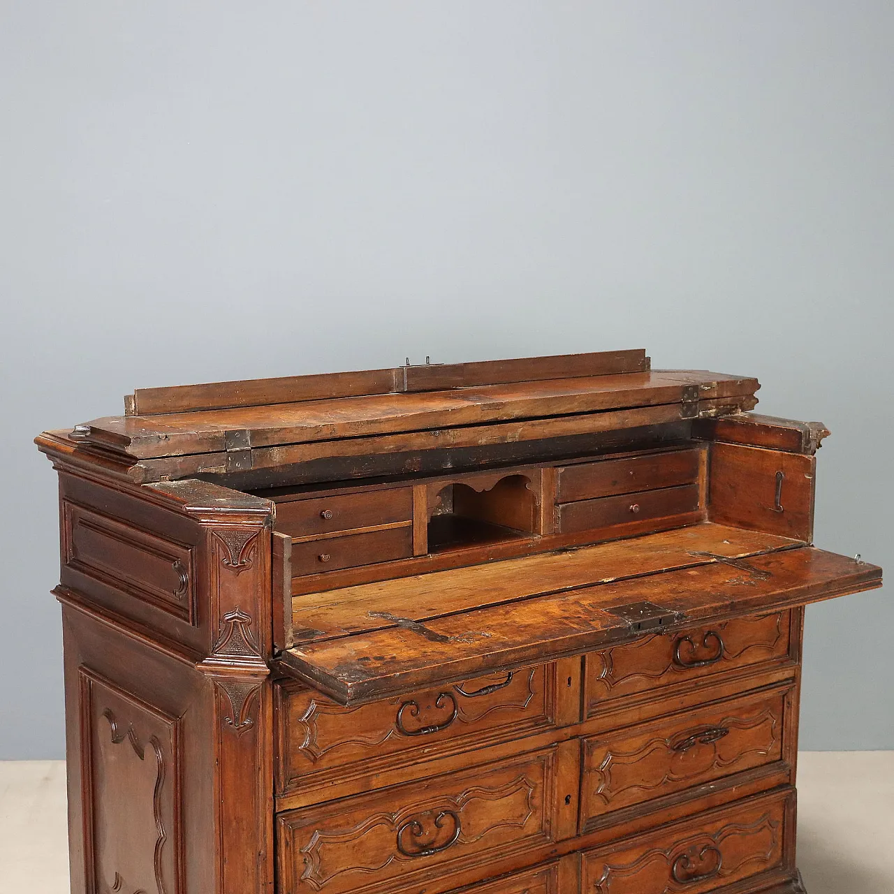 Baroque walnut chest of drawers, early 18th century 3