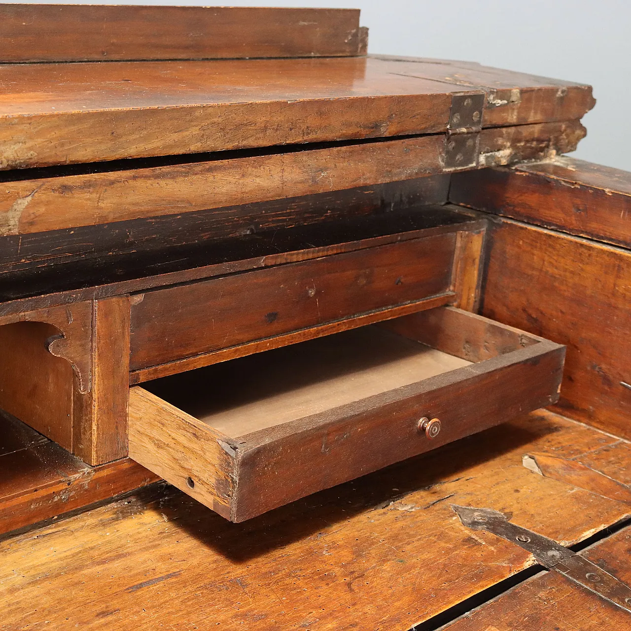 Baroque walnut chest of drawers, early 18th century 4
