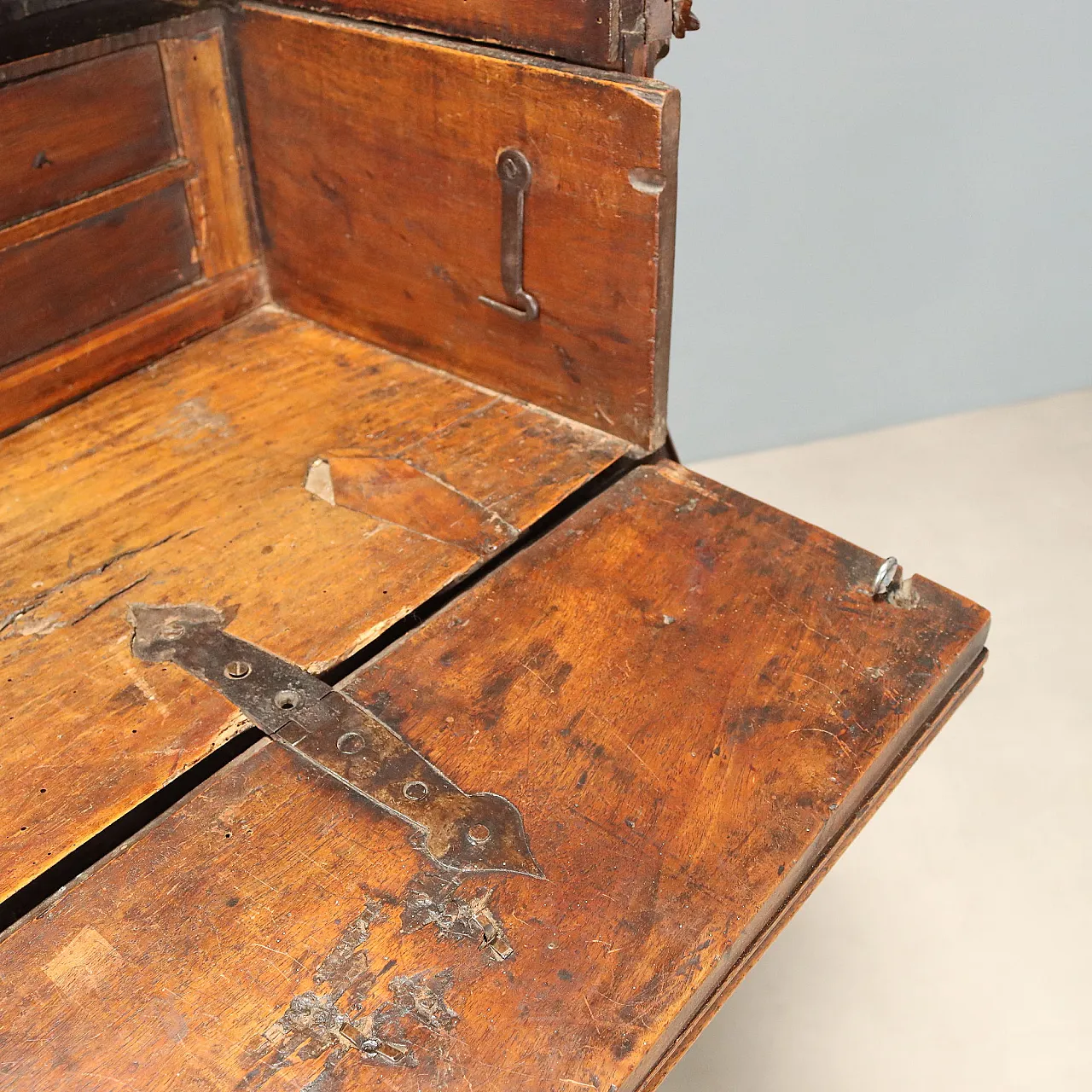 Baroque walnut chest of drawers, early 18th century 5