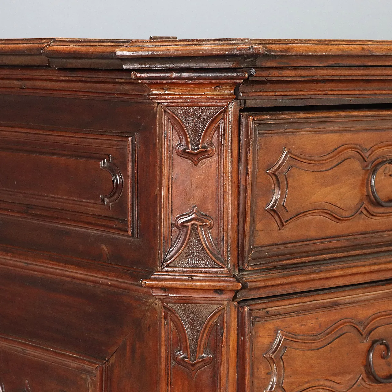 Baroque walnut chest of drawers, early 18th century 7