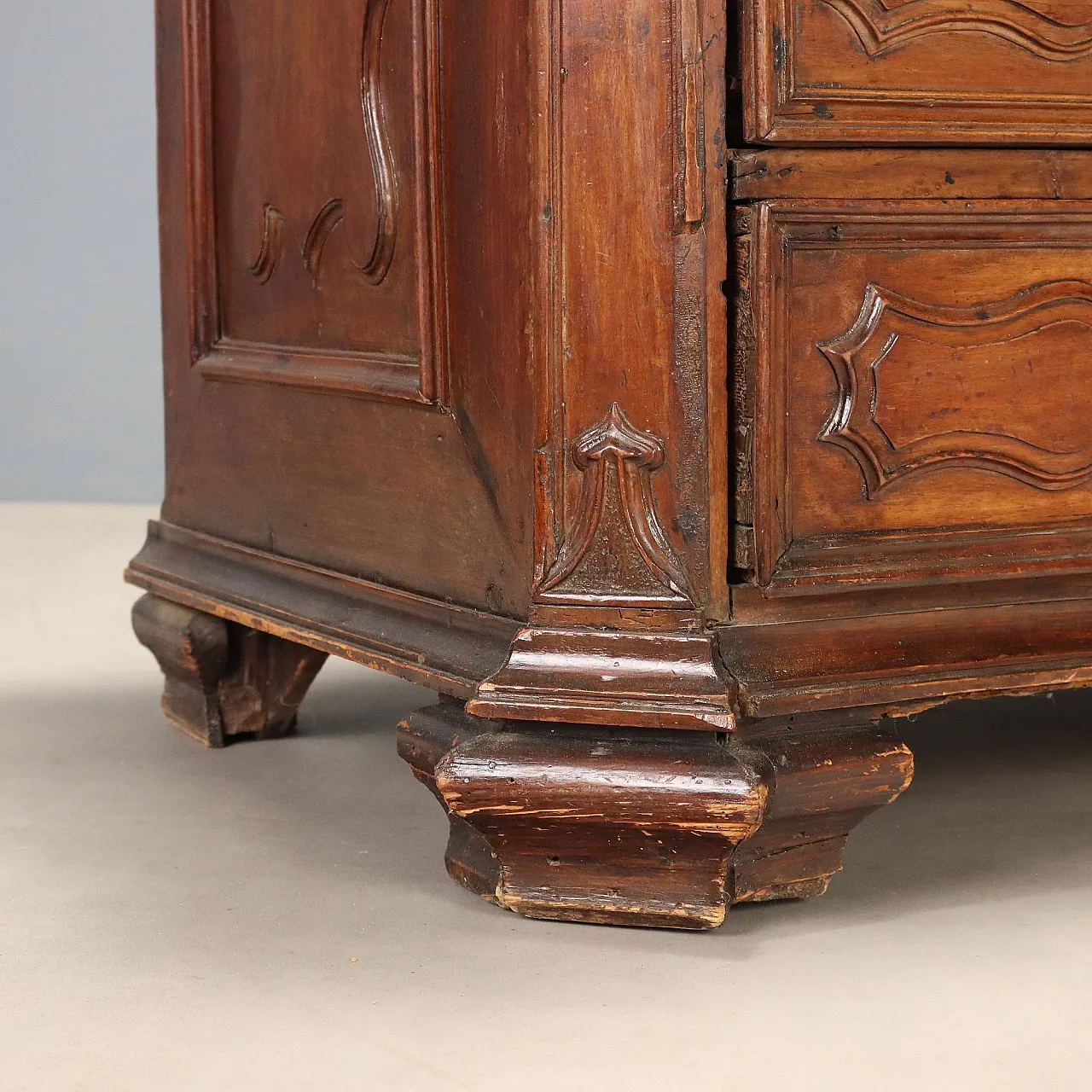 Baroque walnut chest of drawers, early 18th century 9