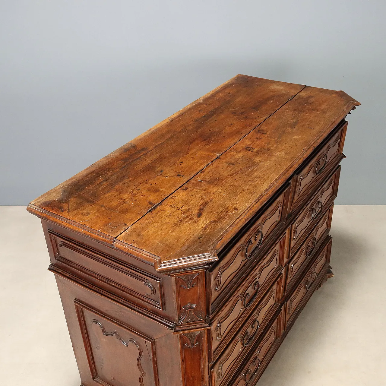 Baroque walnut chest of drawers, early 18th century 10