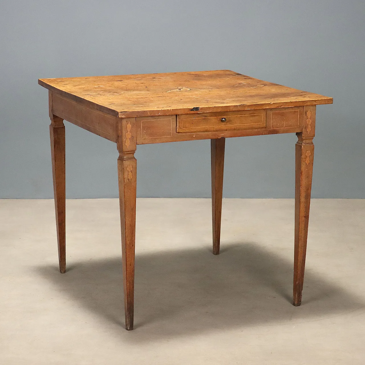 Neoclassical walnut coffee table with inlays, 18th century 1