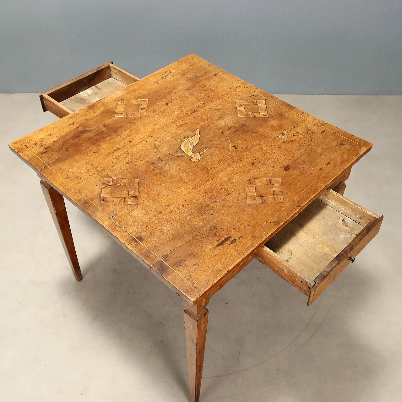 Neoclassical walnut coffee table with inlays, 18th century 3