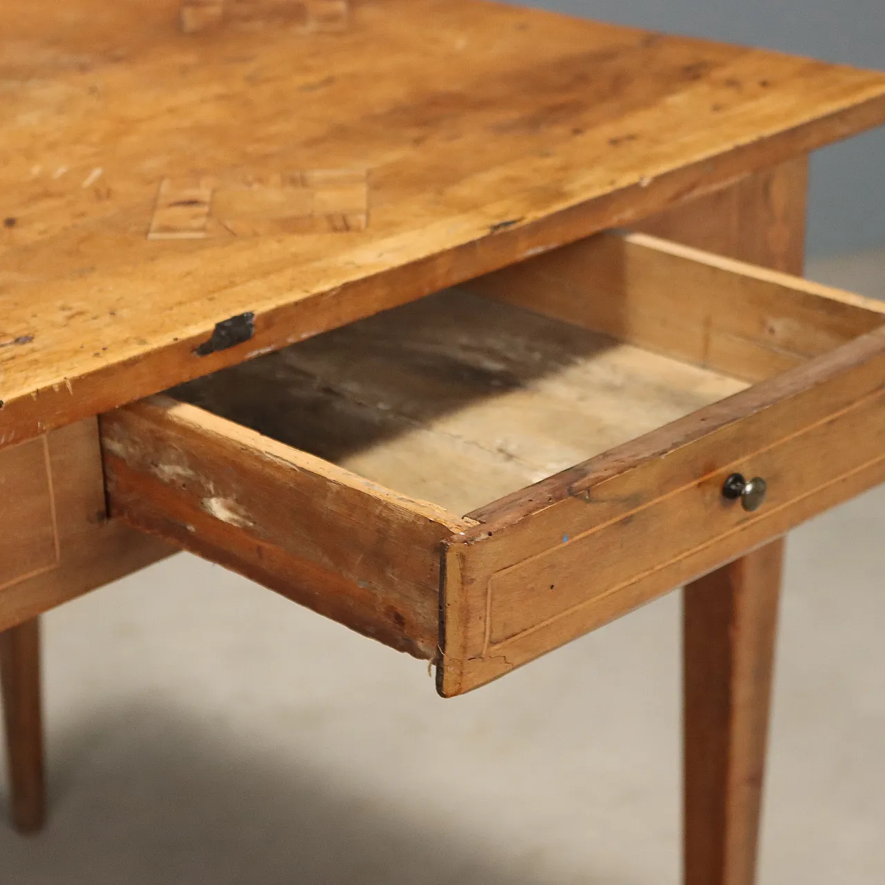 Neoclassical walnut coffee table with inlays, 18th century 4