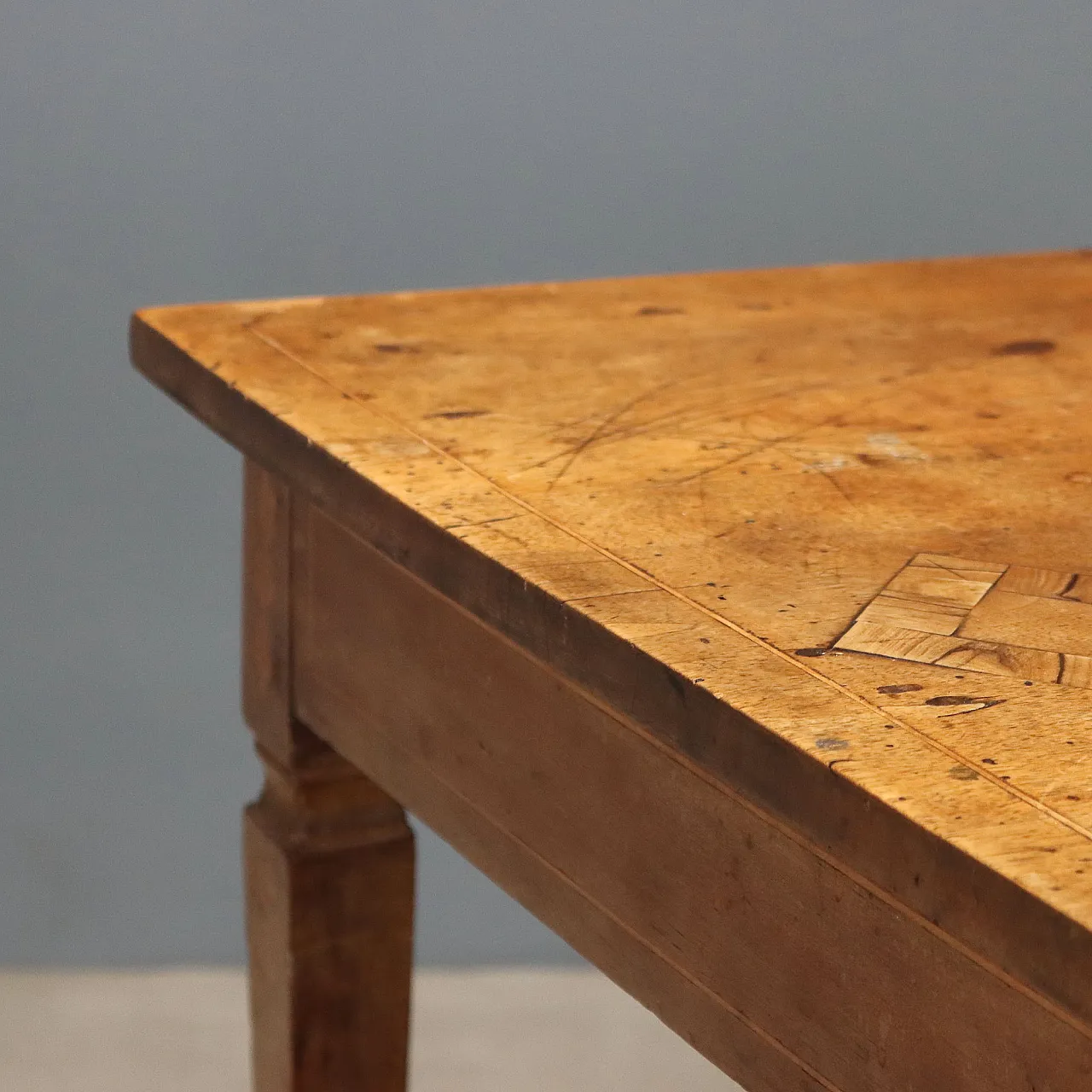 Neoclassical walnut coffee table with inlays, 18th century 5