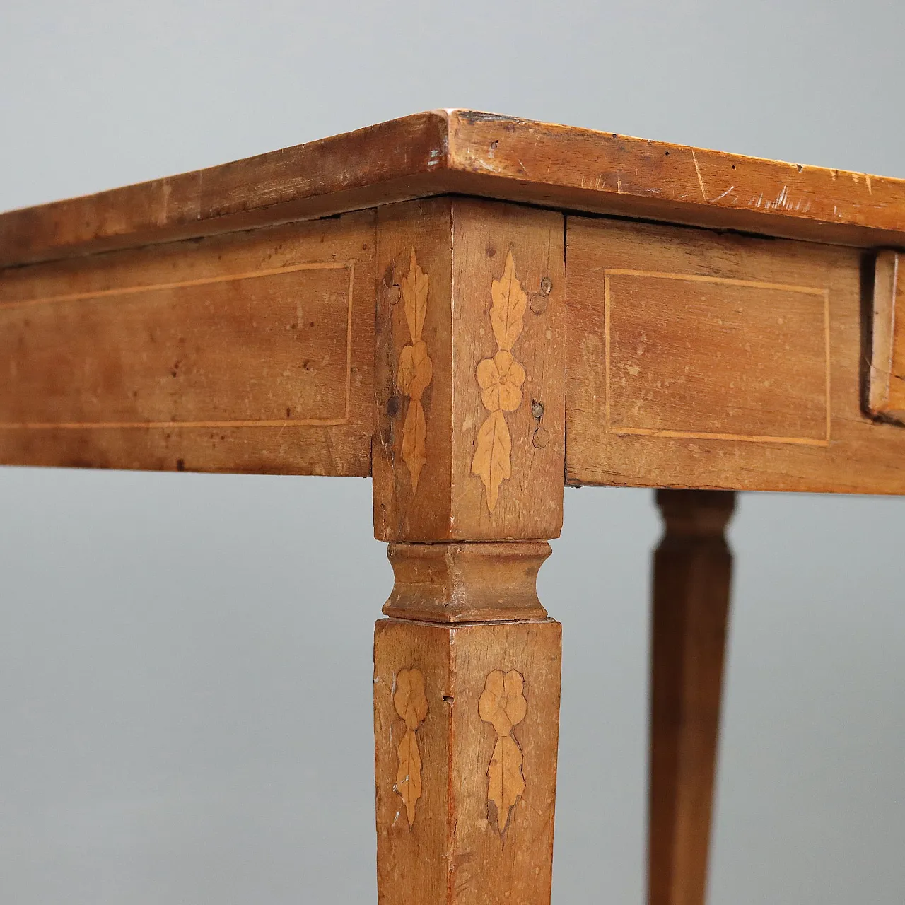 Neoclassical walnut coffee table with inlays, 18th century 6