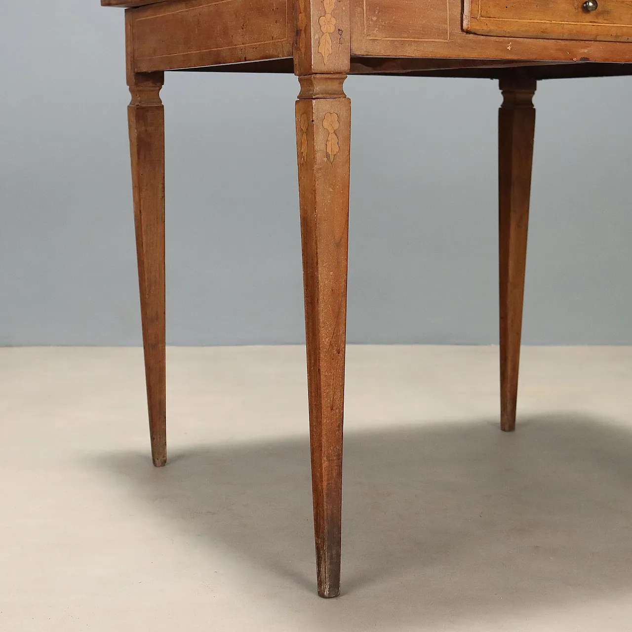 Neoclassical walnut coffee table with inlays, 18th century 7