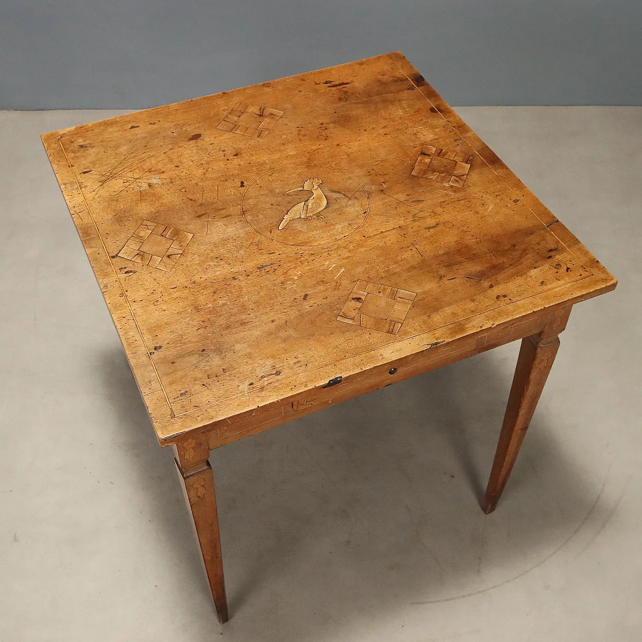 Neoclassical walnut coffee table with inlays, 18th century 8