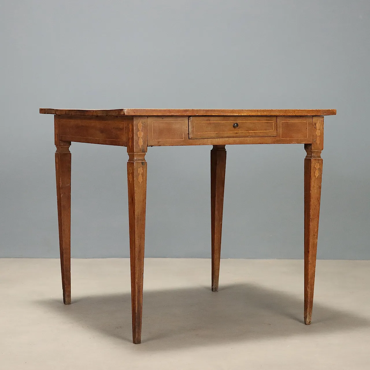 Neoclassical walnut coffee table with inlays, 18th century 10