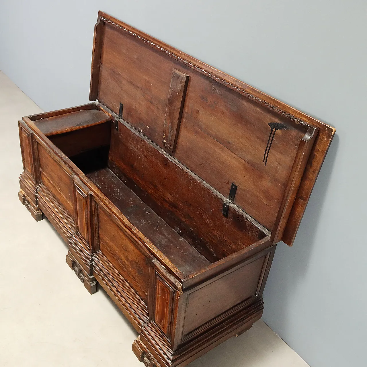 Baroque walnut chest, 18th century 3