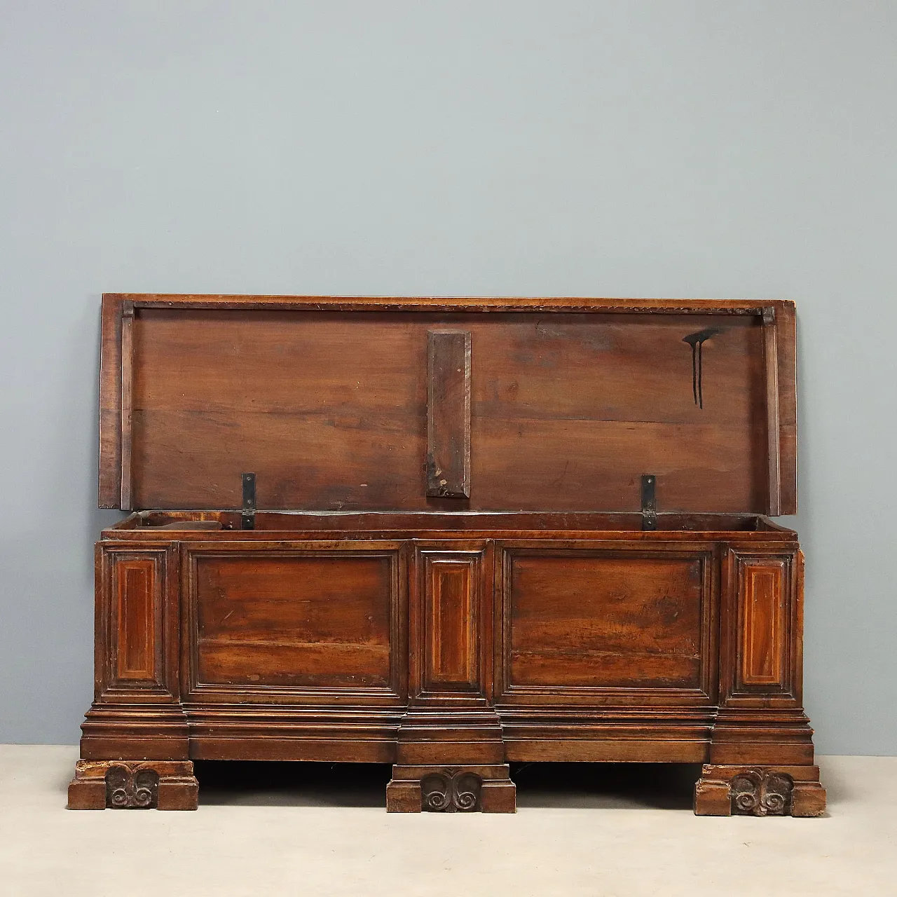 Baroque walnut chest, 18th century 4