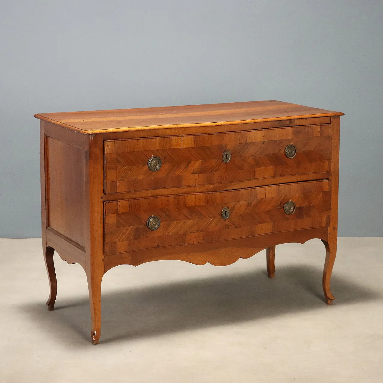Baroque walnut chest of drawers, 18th century 1